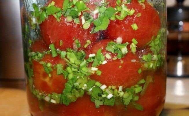 Салат из огурцов и помидоров с маслом с кинзой