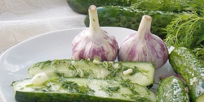Салат из огурцов с чесноком и зеленью