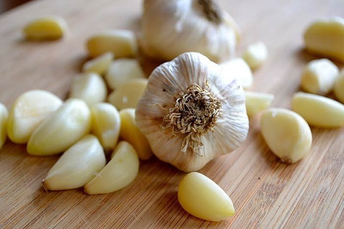 How to put the clove of garlic in the ear?